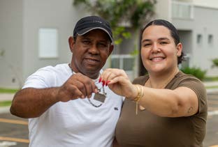 Família BRZ recebendo as chaves do apartamento